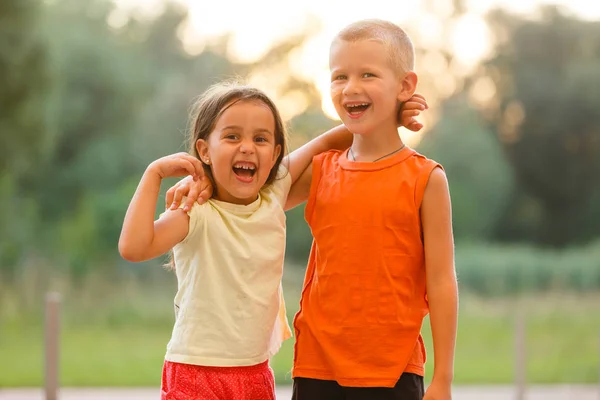 Portrait Frère Sœur Joyeux Dans Parc Verdoyant — Photo