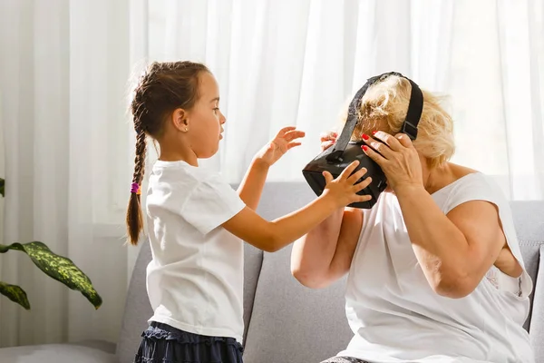 Mulher Sênior Usando Óculos Realidade Virtual Com Neta Casa — Fotografia de Stock