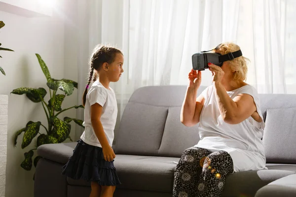 Senior Woman Using Virtual Reality Glasses Granddaughter Home — Stock Photo, Image