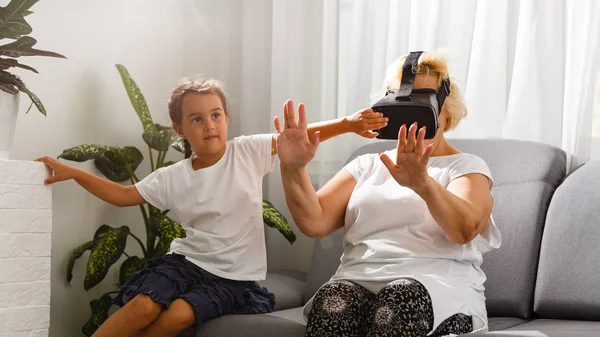 Senior Kvinna Med Virtual Reality Glasögon Med Barnbarn Hemma — Stockfoto