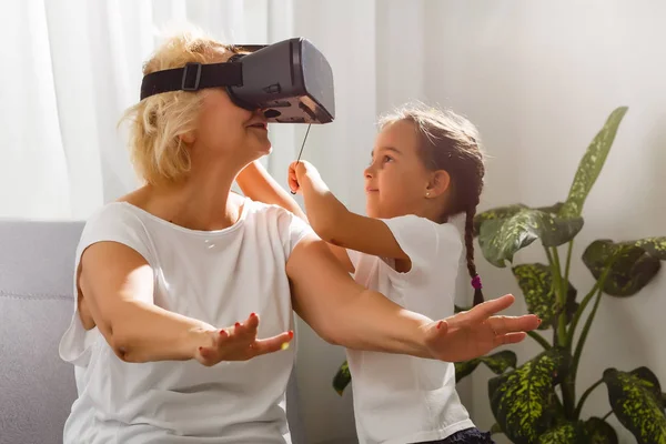 Donna Anziana Che Utilizza Occhiali Realtà Virtuale Con Nipote Casa — Foto Stock