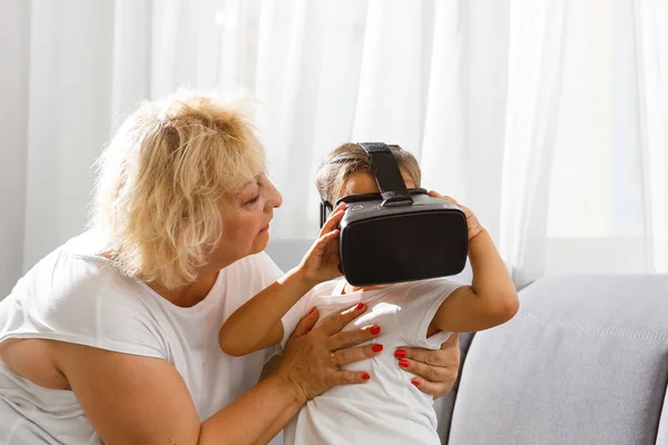 Donna Anziana Che Utilizza Occhiali Realtà Virtuale Con Nipote Casa — Foto Stock