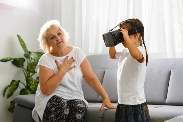 Donna Anziana Che Utilizza Occhiali Realtà Virtuale Con Nipote Casa — Foto Stock