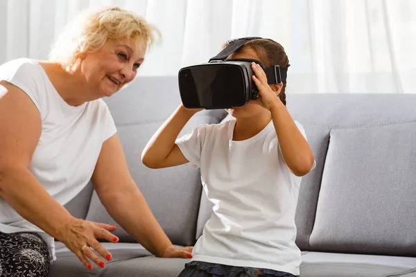 Donna Anziana Che Utilizza Occhiali Realtà Virtuale Con Nipote Casa — Foto Stock