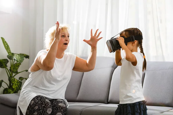 Donna Anziana Che Utilizza Occhiali Realtà Virtuale Con Nipote Casa — Foto Stock