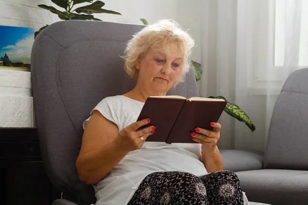 Libro Lettura Donna Anziana Sul Divano Casa — Foto Stock