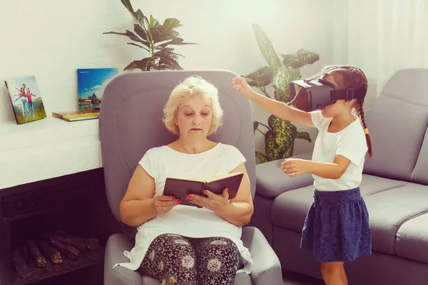 Alte Frau Liest Buch Und Mädchen Spielt Mit Brille — Stockfoto