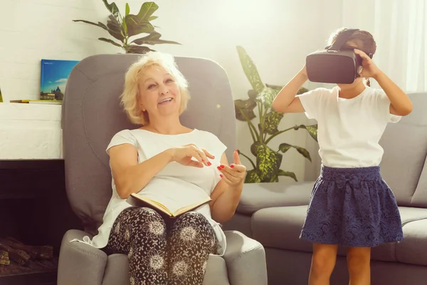 Nipote Con Nonna Giocare Con Occhiali Casa — Foto Stock