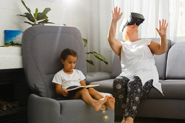 Mulher Sênior Usando Óculos Realidade Virtual Com Neta Casa — Fotografia de Stock