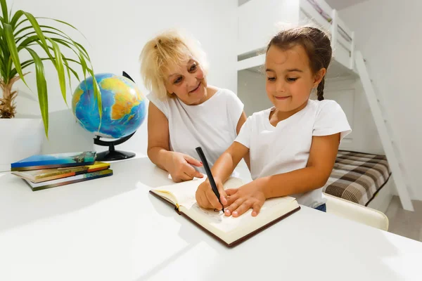 Grootmoeder Helpen Kleindochter Huiswerk Thuis — Stockfoto