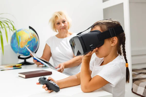 Nonna Aiutare Nipote Occhiali Facendo Compiti Casa — Foto Stock