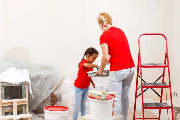 Lycklig Mor Och Dotter Att Göra Reparationer Lägenhet — Stockfoto