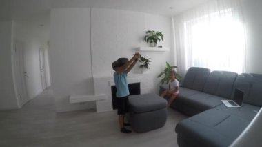 Sanal gerçeklik gözlükleri oturma odasında kullanarak kardeş 