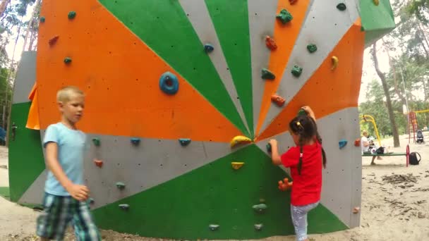 Sportliches Mädchen Klettert Auf Künstlichem Boulder Praktischer Wand Park — Stockvideo