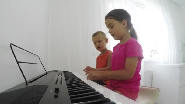 Bruder Und Schwester Spielen Auf Dem Keyboard — Stockvideo