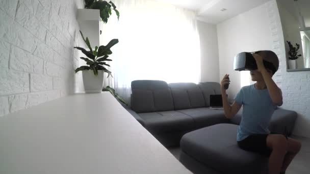 使用虚拟现实护目镜的小男孩 — 图库视频影像