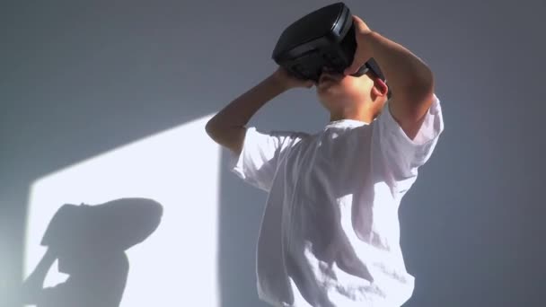 Giovane Ragazzo Utilizzando Occhiali Realtà Virtuale — Video Stock