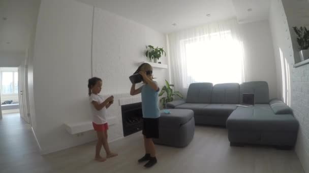在客厅里使用虚拟现实护目镜的兄妹 — 图库视频影像