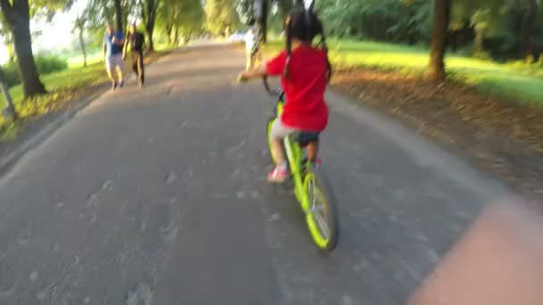 Varoluş Kız Binicilik Bisiklet Yeşil Bahar Parkı — Stok video