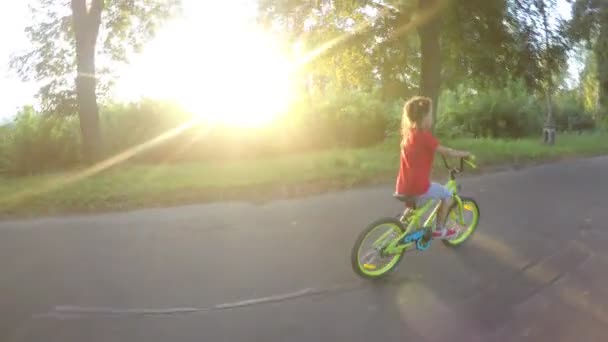 Varoluş Kız Binicilik Bisiklet Yeşil Bahar Parkı — Stok video