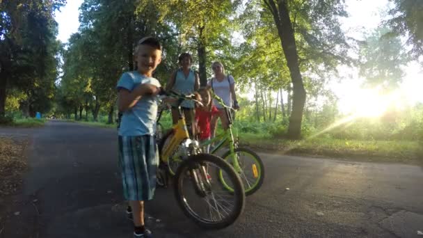 Yeşil Bahar Park Taki Bisiklet Sürme Çocuklu Anneler — Stok video