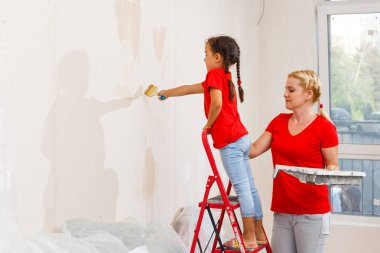 Mutlu anne ve kızı yeni dairende onarım yapma 