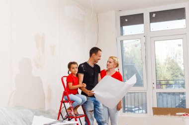 Genç aile yeni daire ev yenileme yapıyor 