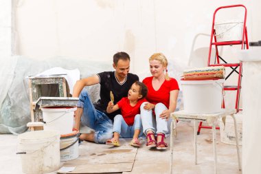 Genç aile yeni daire ev yenileme yapıyor 