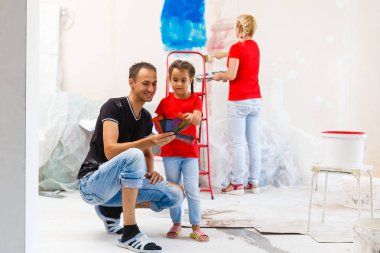 Genç aile yeni daire ev yenileme yapıyor 