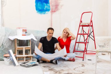 Genç çift daire yapıyor birlikte kendilerini onarma