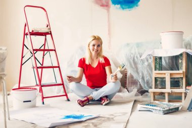 Mutlu kadın yeni dairede tamir işleri yapıyor 