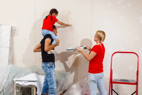 Ung Familj Gör Hem Renovering Lägenhet — Stockfoto