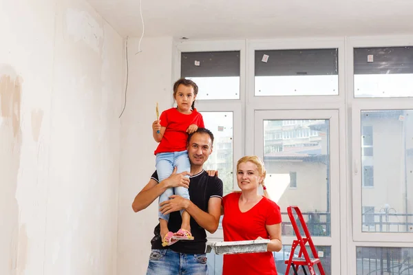 新しいアパートのリフォームをしている若い家族 — ストック写真
