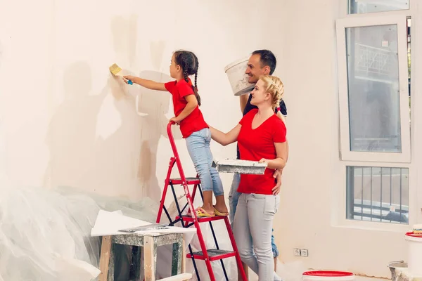 Jong Gezin Doen Huisvernieuwing Nieuw Appartement — Stockfoto