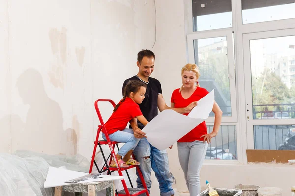 Ung Familj Gör Hem Renovering Lägenhet — Stockfoto