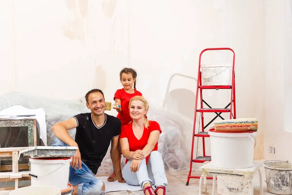 Ung Familj Gör Hem Renovering Lägenhet — Stockfoto