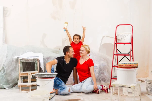 Jovem Família Fazendo Renovação Casa Novo Apartamento — Fotografia de Stock