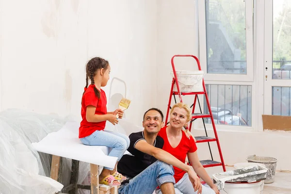 Ung Familj Gör Hem Renovering Lägenhet — Stockfoto