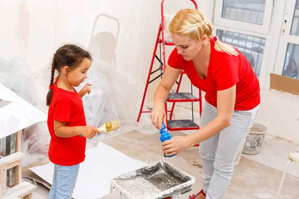 Lycklig Mor Och Dotter Att Göra Reparationer Lägenhet — Stockfoto