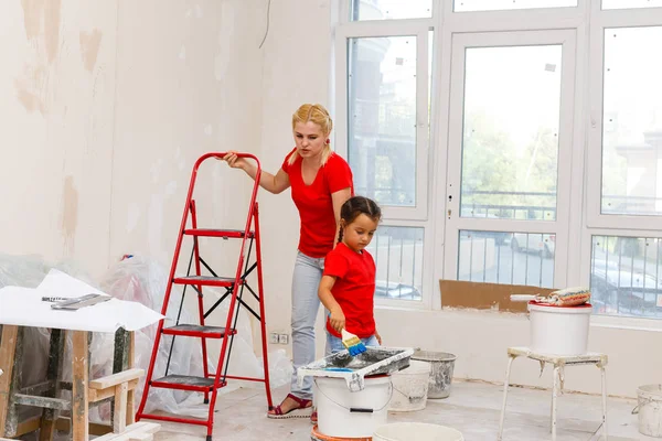 Lycklig Mor Och Dotter Att Göra Reparationer Lägenhet — Stockfoto
