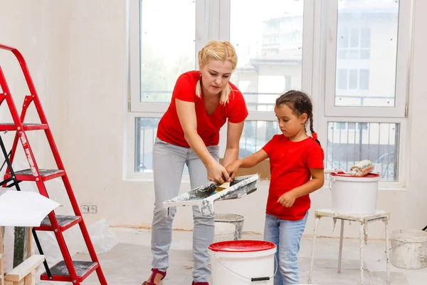 Lycklig Mor Och Dotter Att Göra Reparationer Lägenhet — Stockfoto