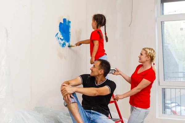 Jong Gezin Doen Huisvernieuwing Nieuw Appartement — Stockfoto