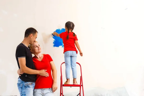 Joven Familia Haciendo Renovación Casa Apartamento Nuevo — Foto de Stock