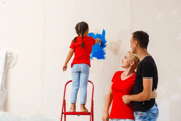 Ung Familj Gör Hem Renovering Lägenhet — Stockfoto