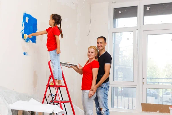 Mladá Rodina Dělá Renovaci Domů Novém Bytě — Stock fotografie
