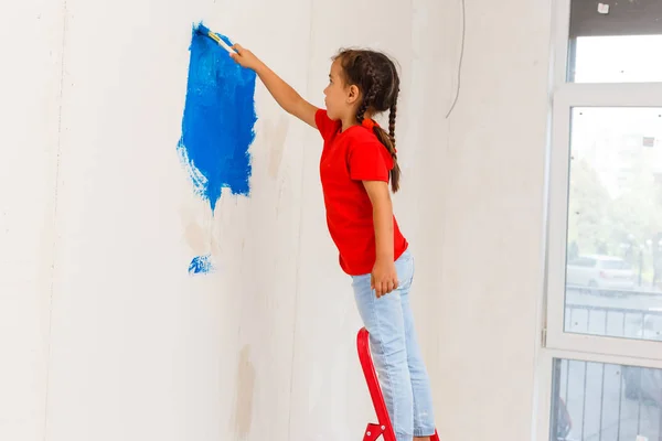 Menina Pintura Parede Cor Azul — Fotografia de Stock