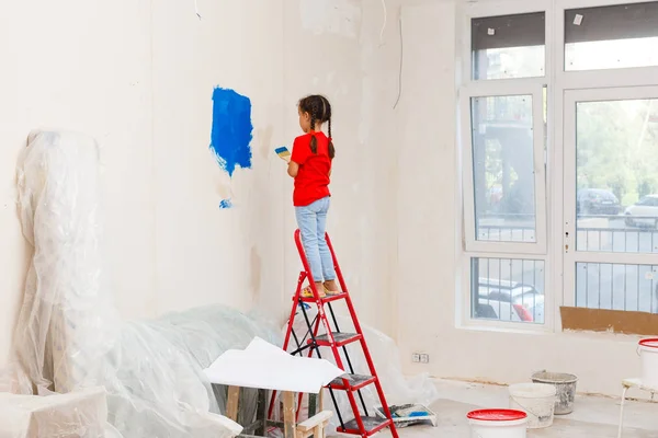 Μικρό Κορίτσι Ζωγραφική Τοίχο Μπλε Χρώμα — Φωτογραφία Αρχείου