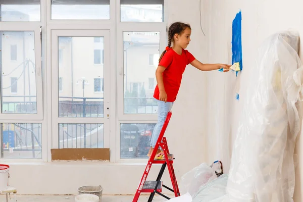 Μικρό Κορίτσι Ζωγραφική Τοίχο Μπλε Χρώμα — Φωτογραφία Αρχείου