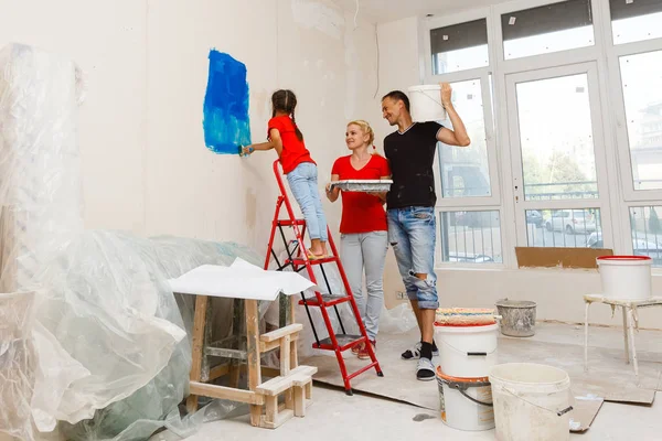 Ung Familj Gör Hem Renovering Lägenhet — Stockfoto