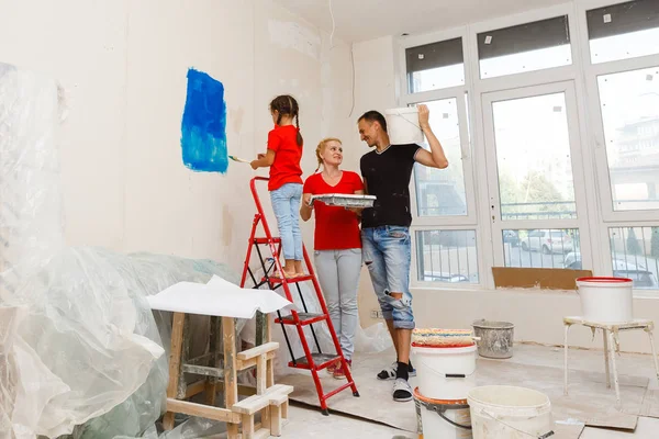 Jovem Família Fazendo Renovação Casa Novo Apartamento — Fotografia de Stock